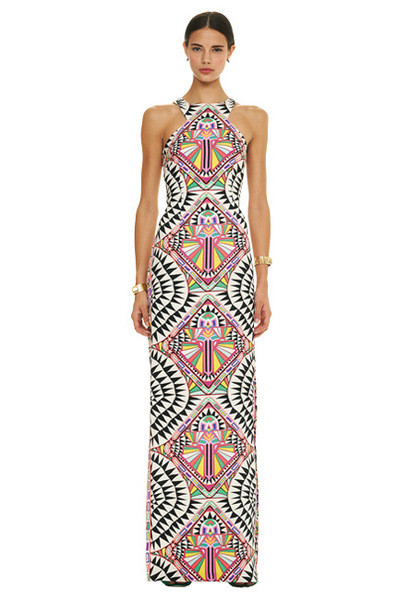 Πολύ ενδιαφέρουσα και μακρά πολύ κομψό κυρίες αμάνικο φόρεμα με πολύχρωμα γεωμετρικά σχήματα