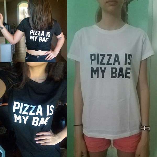 Svezharska κυρίες T-shirt με μια ενδιαφέρουσα επιγραφή και διπλωμένα μανίκια