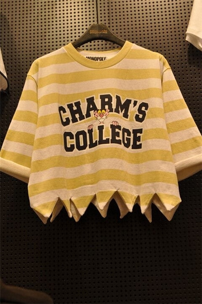 Σύντομη κυρίες μπλούζα ριγέ με κίτρινο χρώμα επισημαίνονται και 3/4 μανίκι