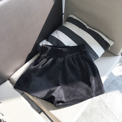 Кадифени дамски къси панталони с еластична талия в черен цвят