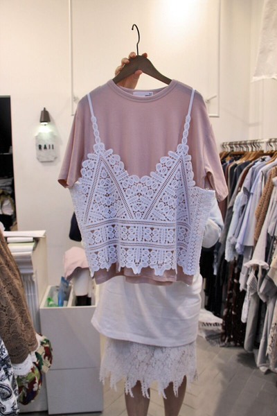 Απλή μπλούζα + δαντέλα γιλέκο σε δύο χρώματα