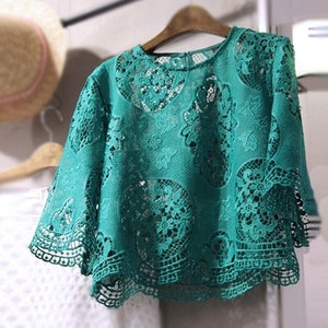 Σύντομη κυρίες δαντέλα μπλούζα σε πράσινο και 3/4 μανίκια