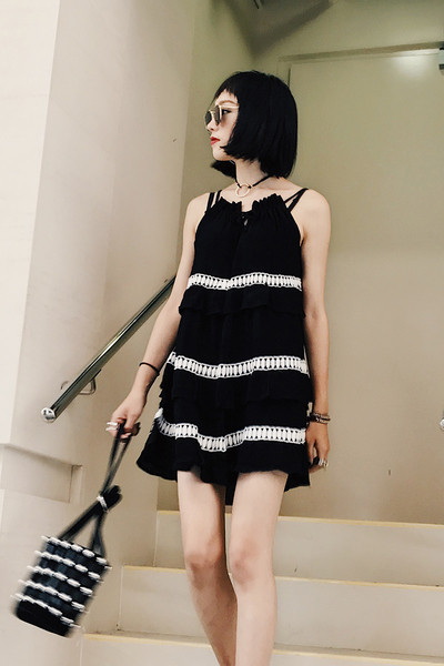 Κυρίες κομψό φόρεμα σε μαύρο χρώμα