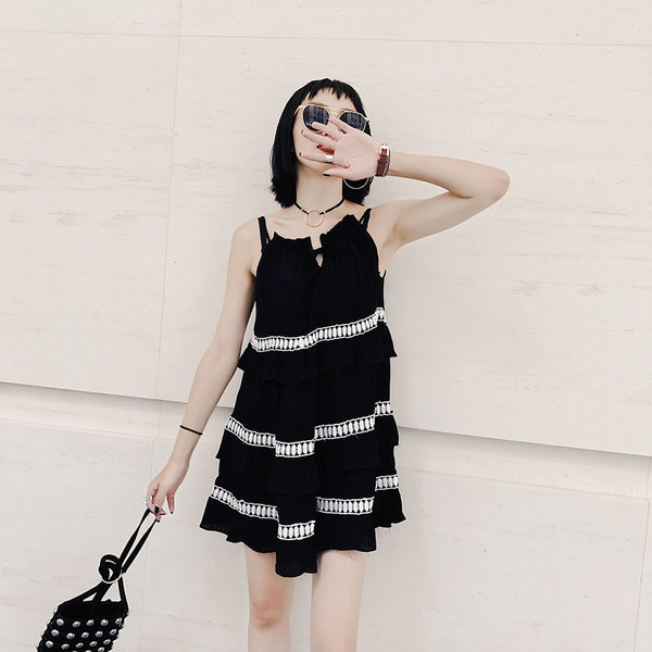 Κυρίες κομψό φόρεμα σε μαύρο χρώμα