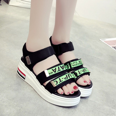 σανδάλια αθλητισμού των γυναικών με τα πολύχρωμα μπαλώματα και άνετη σόλα