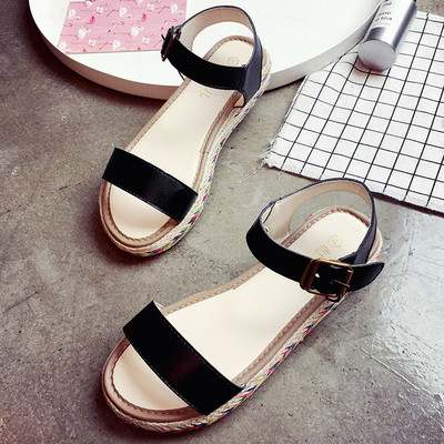 το καλοκαίρι Γυναικεία σανδάλια με πολύχρωμα και άνετα σόλας