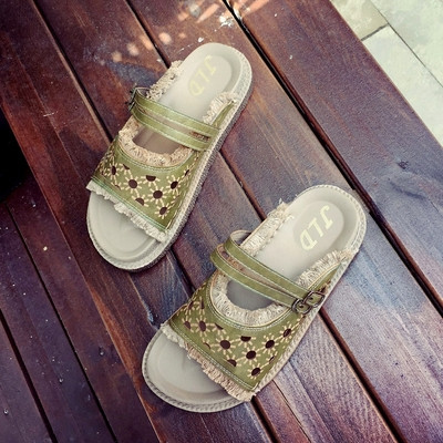 Γυναικείες παντόφλες με λευκά και πράσινα λουράκια με άνετη σόλα