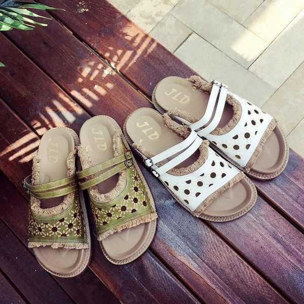 Γυναικείες παντόφλες με λευκά και πράσινα λουράκια με άνετη σόλα