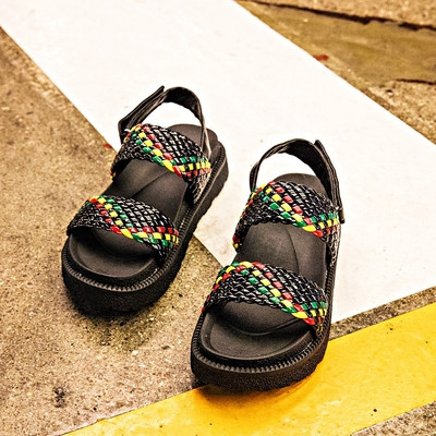 Φρέσκα κυρίες σανδάλια με άνετη πλατφόρμα σε μαύρο και άσπρο