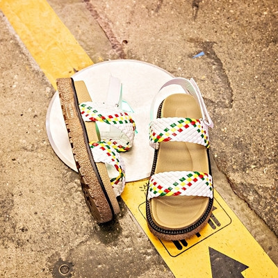 Φρέσκα κυρίες σανδάλια με άνετη πλατφόρμα σε μαύρο και άσπρο