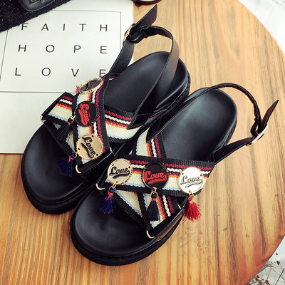 σανδάλια πολλές σύγχρονες γυναίκες σε μαύρο και άσπρο