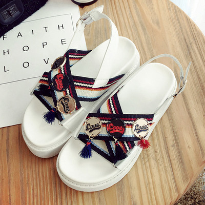 σανδάλια πολλές σύγχρονες γυναίκες σε μαύρο και άσπρο