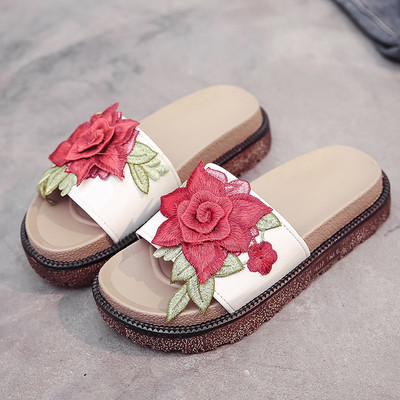 Μοντέρνες Γυναικείες παντόφλες σε πλατφόρμα με κεντήματα λουλουδιών