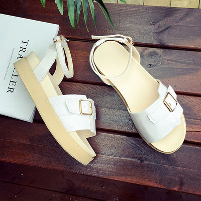 Κυρίες σανδάλια που ταιριάζουν σε όλη την ημέρα στα λευκά