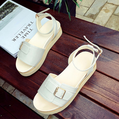 Κυρίες σανδάλια που ταιριάζουν σε όλη την ημέρα στα λευκά
