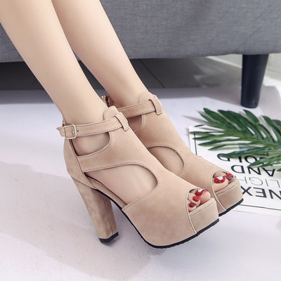 Κομψό κυρίες σανδάλια του πάχους της ηλεκτρικής ενέργειας σε κόκκινο, μαύρο και κόκκινο