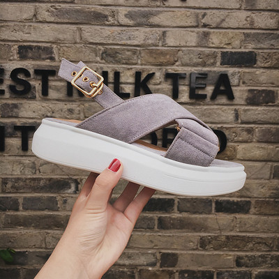 Γλυκό κυρίες σανδάλια σε μαύρο και γκρι με σταυρωμένα τα λουριά