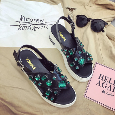 Οι γυναίκες σανδάλια με σταυρωμένα τα λουριά και πέτρες και βολική πλατφόρμα
