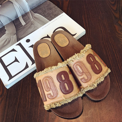 Γυναικείες παντόφλες με επιγραφή και εικόνα