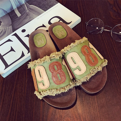 Γυναικείες παντόφλες με επιγραφή και εικόνα