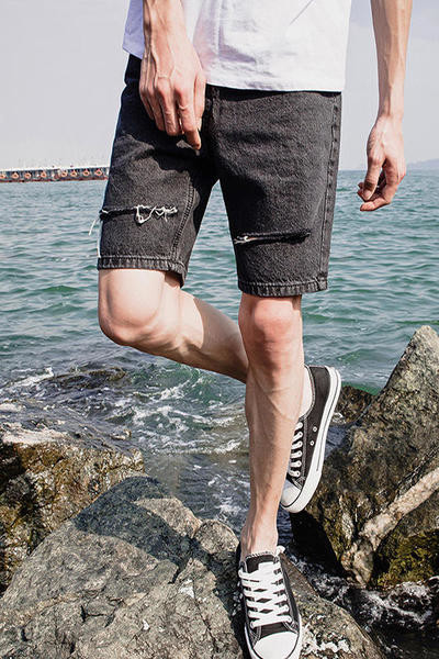 σορτς Κομψή των ανδρών σε ένα σκούρο χρώμα και ψιλοκομμένο