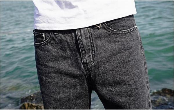 σορτς Κομψή των ανδρών σε ένα σκούρο χρώμα και ψιλοκομμένο