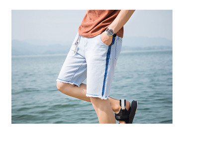 σορτς το καλοκαίρι ανδρών σε φωτεινά χρώματα