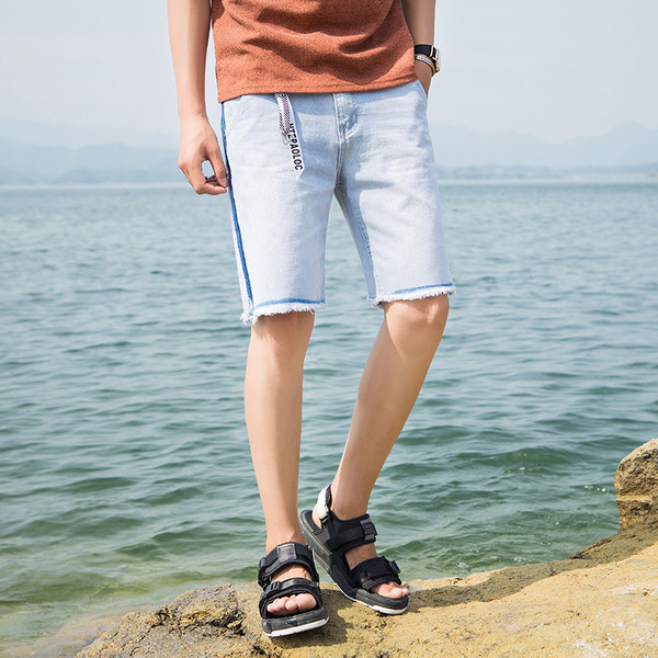 σορτς το καλοκαίρι ανδρών σε φωτεινά χρώματα