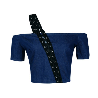 Υπερβολικό κυρίες T-shirt με μια πολύ ενδιαφέρουσα ταινία πάνω από τις συνδέσεις από τον ώμο του