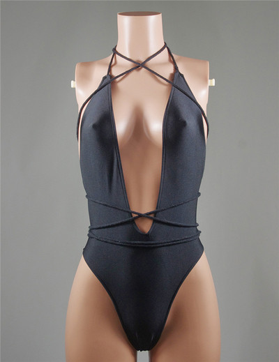 Ενδιαφέρουσες κυρίες όλα σε ένα μαγιό με μοναδικές συνδέσεις