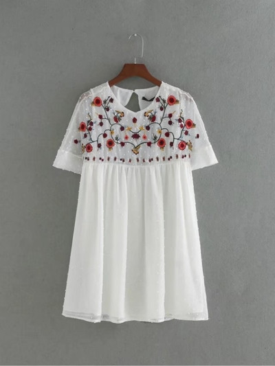 Πολύ ευγενική κυρία καθημερινά φόρεμα με μοτίβα λουλουδιών - ιδανικό για την παραλία