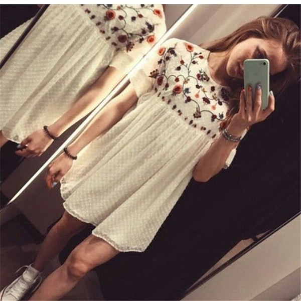 Πολύ ευγενική κυρία καθημερινά φόρεμα με μοτίβα λουλουδιών - ιδανικό για την παραλία