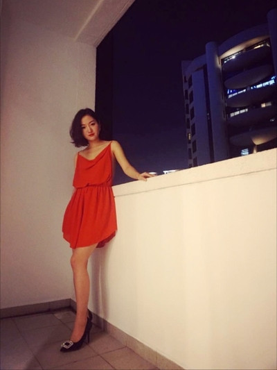 Φρέσκα κυρίες φόρεμα με γυμνά πίσω στο Freestyle σε κόκκινο και μαύρο