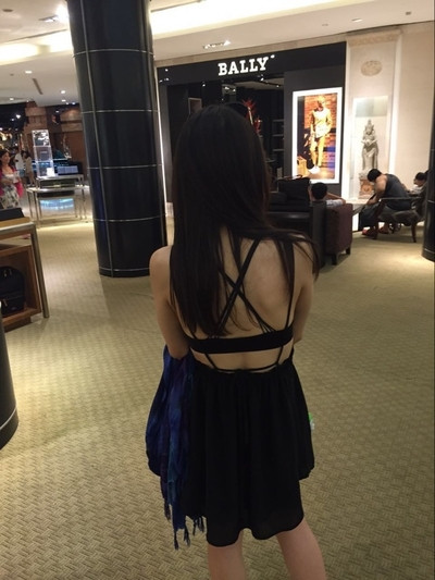 Φρέσκα κυρίες φόρεμα με γυμνά πίσω στο Freestyle σε κόκκινο και μαύρο