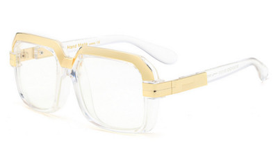 Πολύ ενδιαφέρουσα κυρία με τα όμορφα γυαλιά καρέ