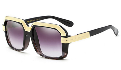 Πολύ ενδιαφέρουσα κυρία με τα όμορφα γυαλιά καρέ