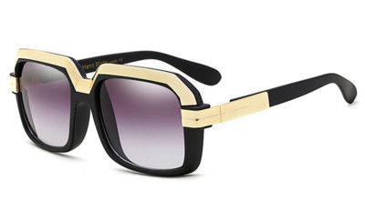 Πολύ ενδιαφέρουσα κυρία με τα όμορφα γυαλιά καρέ