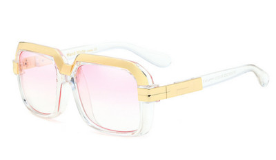 Πολύ ενδιαφέρουσα κυρία με τα όμορφα γυαλιά καρέ