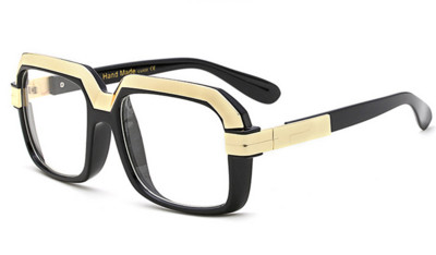 Πολύ ενδιαφέρουσα κυρία με τα όμορφα γυαλιά καρέ