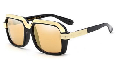 Πολύ ενδιαφέρουσα κυρία με τα όμορφα γυαλιά καρέ