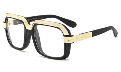 Πολύ ενδιαφέρουσα κυρία με τα όμορφα γυαλιά καρέ