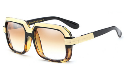 Πολύ ενδιαφέρουσα κυρία με τα όμορφα γυαλιά καρέ