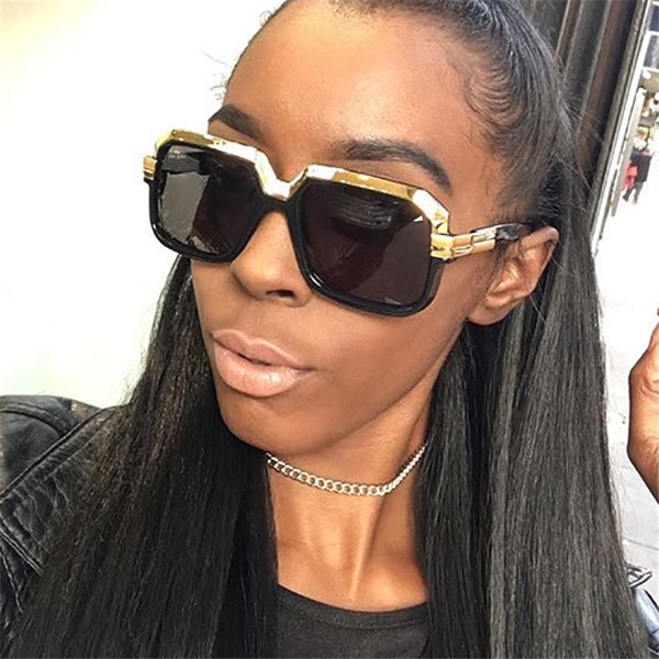 Πολύ ενδιαφέρουσα κυρία με τα όμορφα γυαλιά καρέ