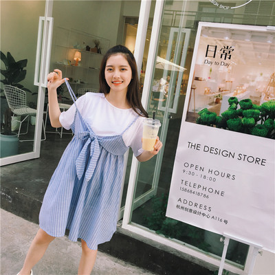 μπλε πουκάμισο φορεμάτων των γυναικών το καλοκαίρι με ρίγες σε λευκό