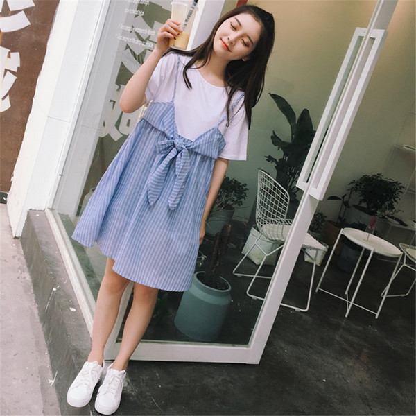 μπλε πουκάμισο φορεμάτων των γυναικών το καλοκαίρι με ρίγες σε λευκό