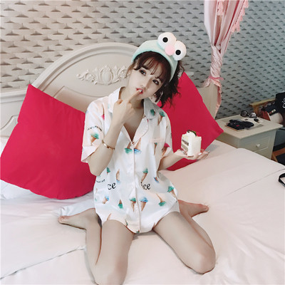 Κομψό κυρίες πιτζάμες σε λευκό και μαύρο, διακοσμημένο με παγωτό