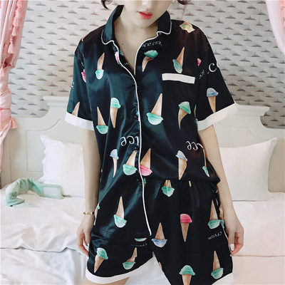 Κομψό κυρίες πιτζάμες σε λευκό και μαύρο, διακοσμημένο με παγωτό