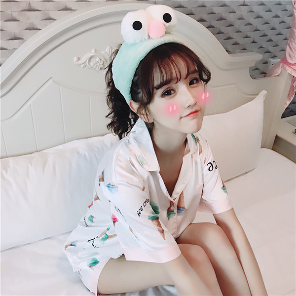 Κομψό κυρίες πιτζάμες σε λευκό και μαύρο, διακοσμημένο με παγωτό