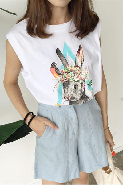 Κομψό κυρίες πουκάμισο με μια εικόνα σε μαύρο και άσπρο