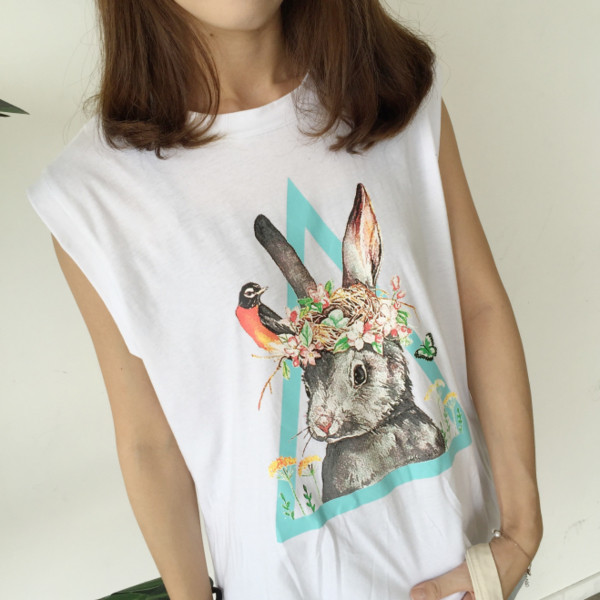 Κομψό κυρίες πουκάμισο με μια εικόνα σε μαύρο και άσπρο